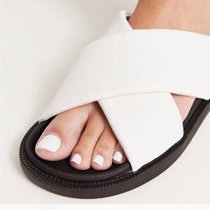 Open toe crossover straps sandals by London Rebel